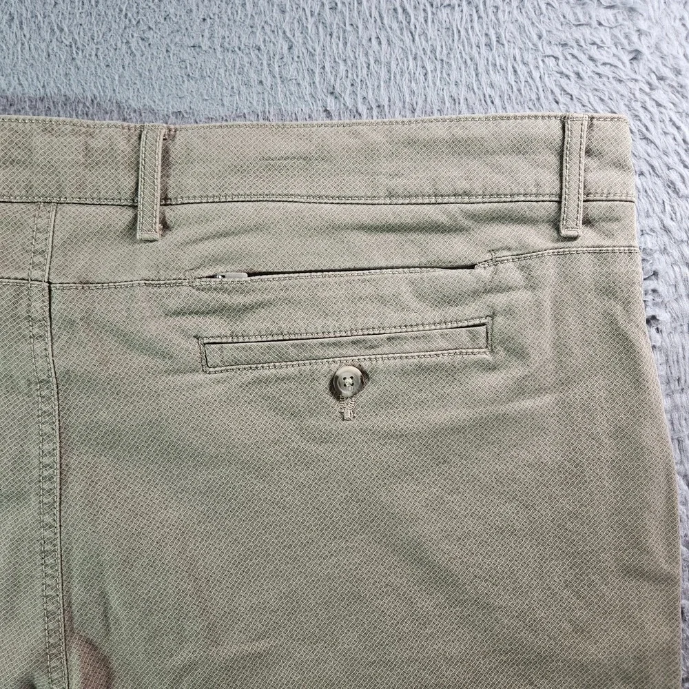 NWOT Roundtree & Yorke Casuals Shorts Men 42 x 9 Stretch Cell Phone Pocket Khaki